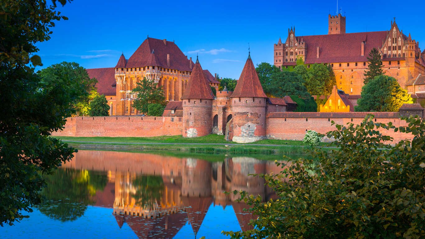 https://www.cercledesvoyages.com/wp-content/uploads/2021/05/AdobeStock_162496287-Pologne-The-Castle-of-the-Teutonic-Order-in-Malbork-at-dusk.jpg