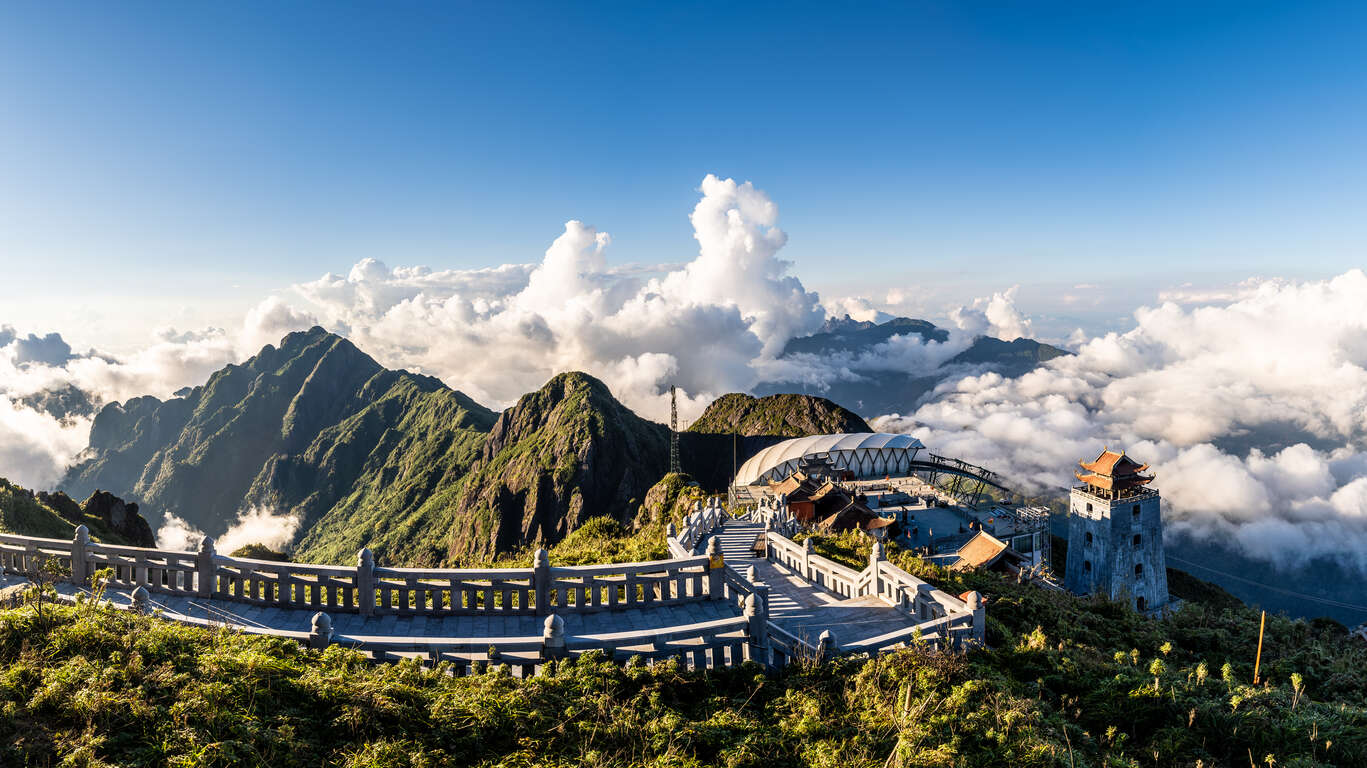 Splendeurs du Vietnam : De la Montagne Sacrée à la Baie d’Ha Long